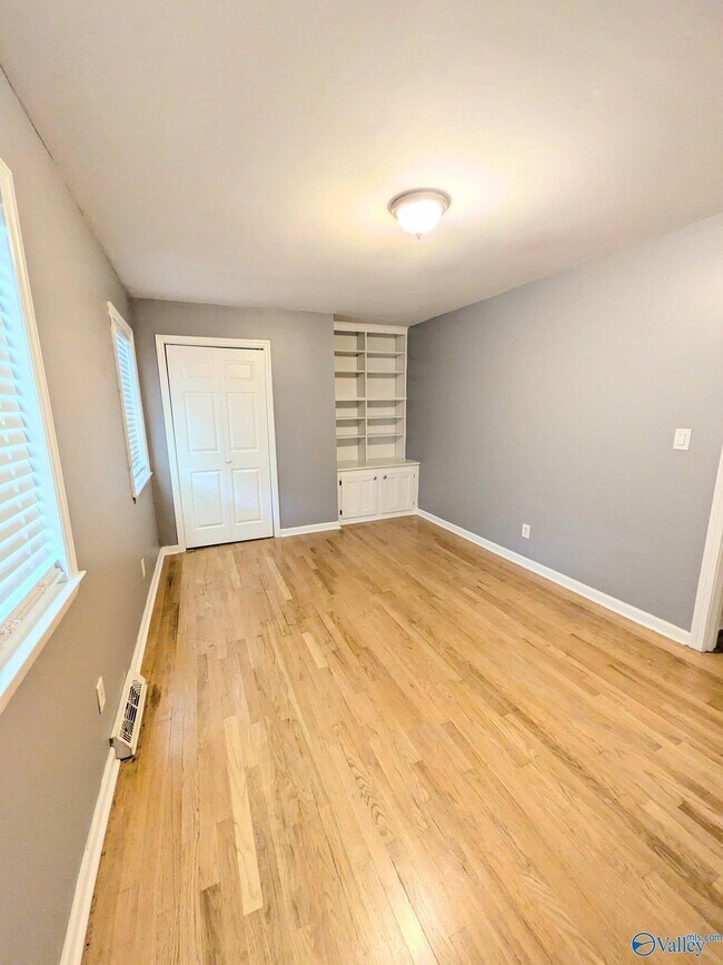 Building Photo - 310 Cumberland Dr SE