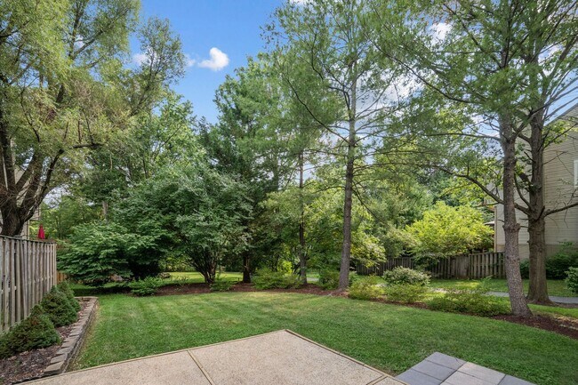 Building Photo - Wonderful 2BR/3.5BA townhouse located in B...