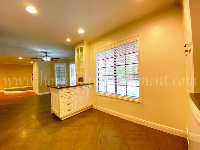 Building Photo - Professionally designed condo! Large kitch...