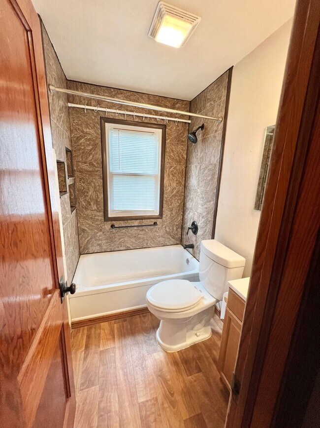 Building Photo - Spacious 2 Bedroom 1 Bath Single Family Home With Central Air- Available Now!