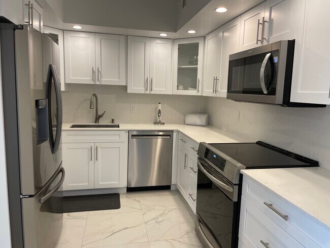 Building Photo - 5600 Collins Ave