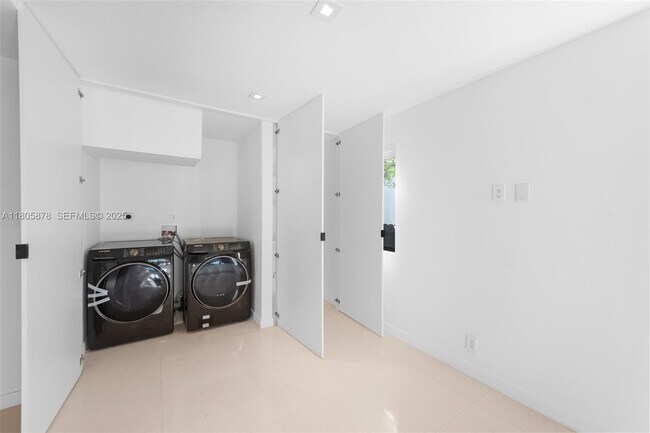 Building Photo - 120 NE 49th St