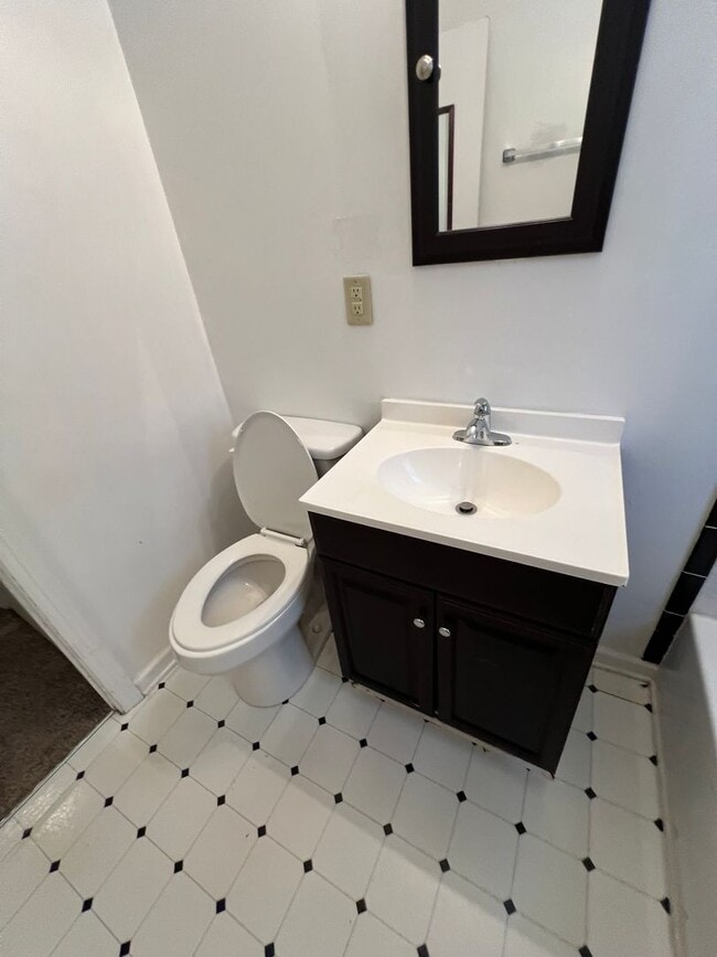 Building Photo - Excellent Location! 2 BR | 1 BA Brick Dupl...