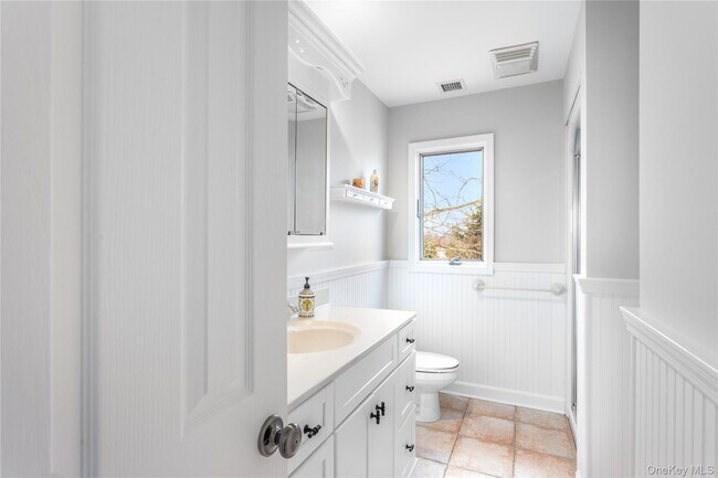 Building Photo - 2 Bayside Ave