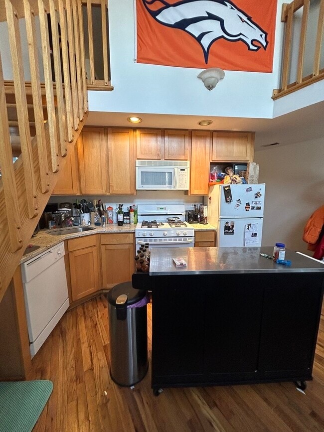 Building Photo - 865 W Buckingham Pl