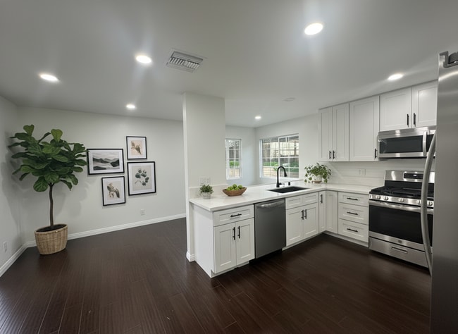 Building Photo - Beautifully Renovated 3-Bed, 2-Bath Home with Pool in Prime Location