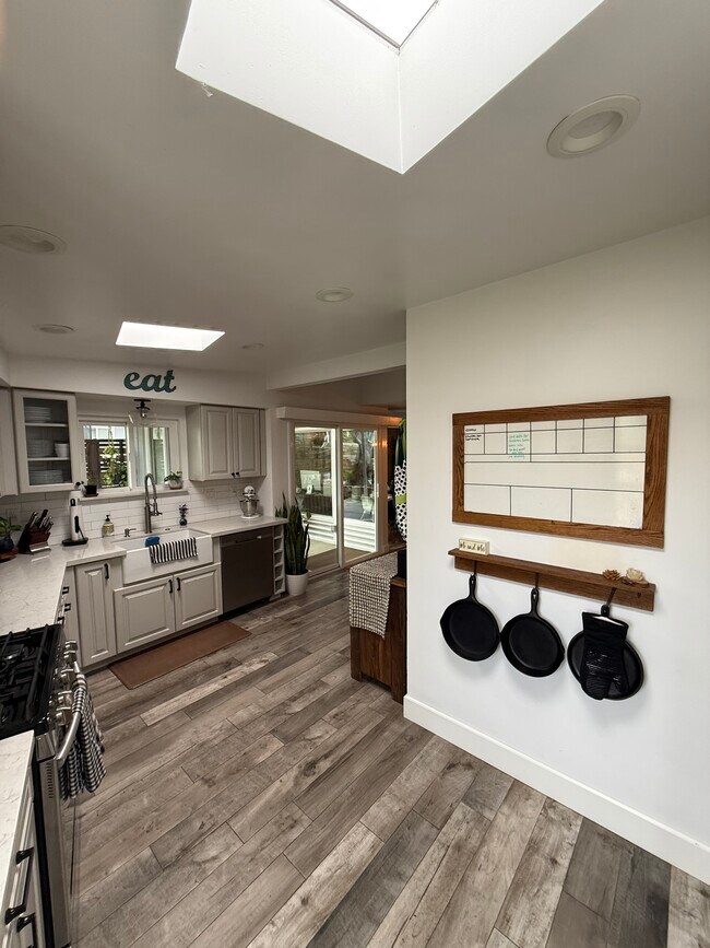 Building Photo - 950 Crescent Dr