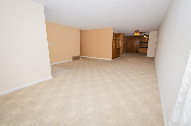 Building Photo - 215 Hillcrest Pl