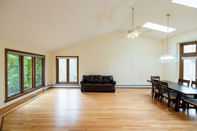 Building Photo - 18 Clifford Ave