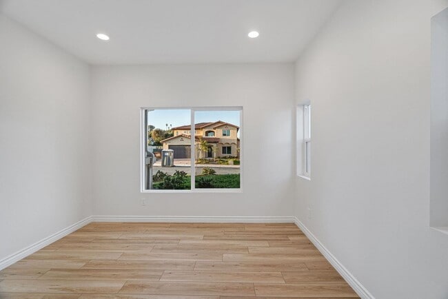 Building Photo - 4 Bedroom house with view