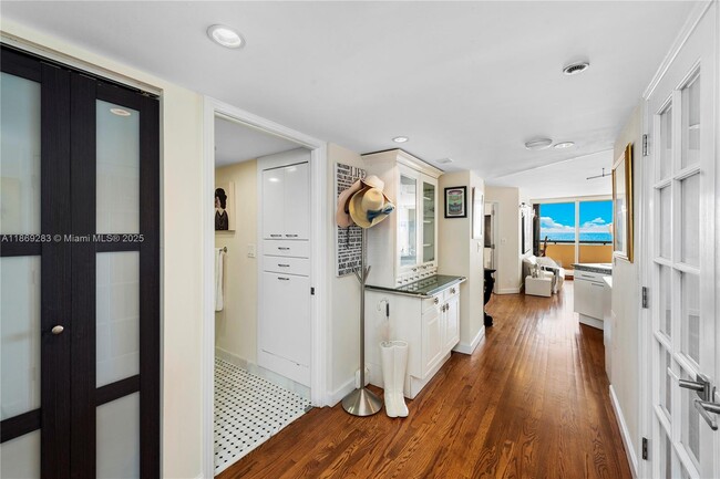 Building Photo - 2555 Collins Ave