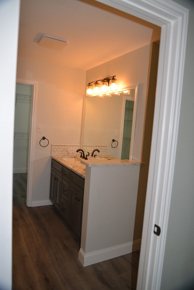 Building Photo - 11715 Oakwood Rdg