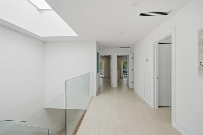 Building Photo - 1173 Hillsboro Mile Unit 22