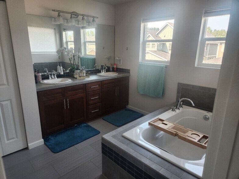 Building Photo - 4425 30th Dr SE