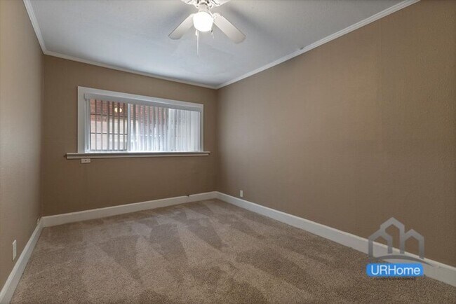 Building Photo - Exceptional Value: Charming Portland Studio ($1,100)