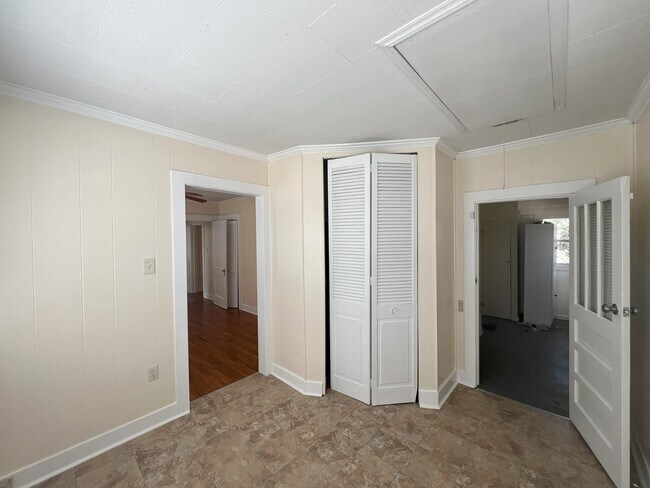 Building Photo - 843 Ingleside Dr