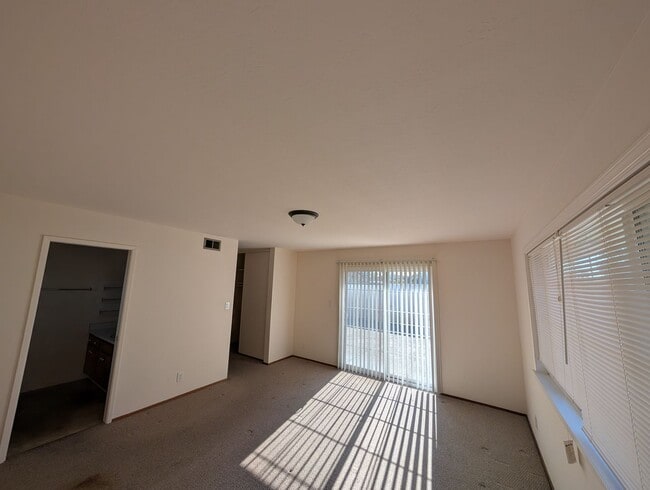 Building Photo - M608