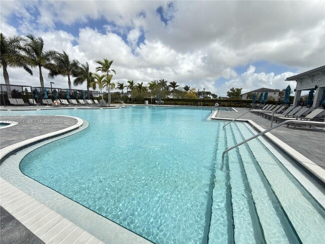 Building Photo - 1060 SE 26th Ter