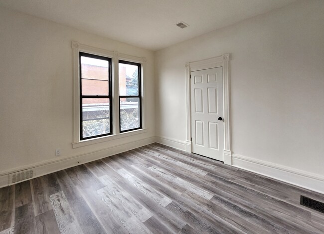 Building Photo - Large newly rehabbed Oak Park Jr 1 bedroom...