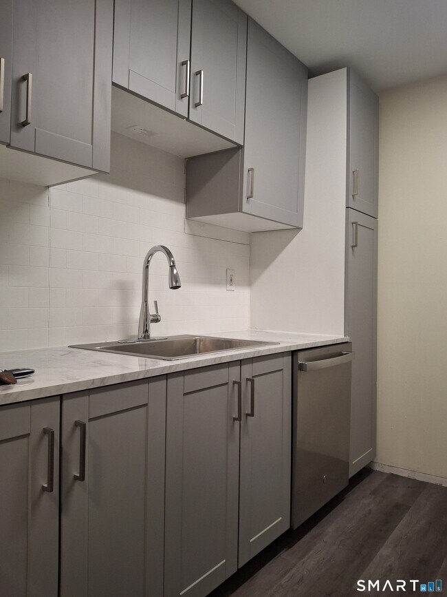 Building Photo - 393 Laurel Ave