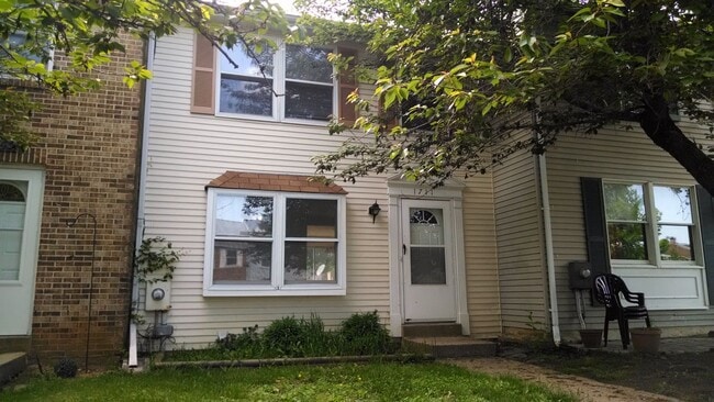 Building Photo - Renovated townhouse in established neighbo...