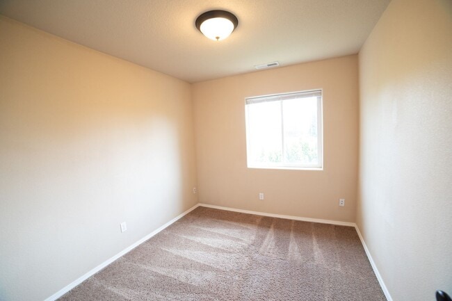 Building Photo - Newer Construction Townhome in Canby