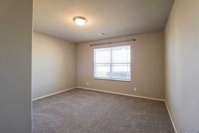 Building Photo - 3 Bed | 2 Bath in Broken Arrow!