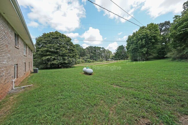 Building Photo - 251 Hog Farm Cir