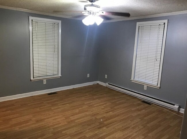 Building Photo - 3 bed 2 bed house in Henrico! Big yard, la...