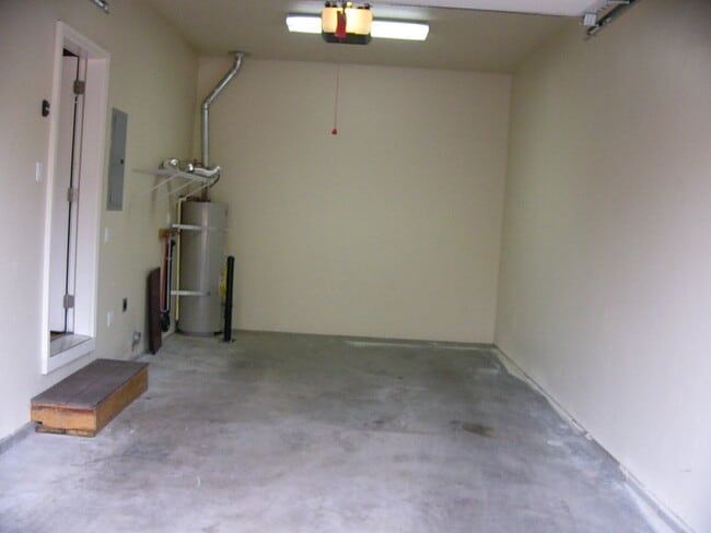 Building Photo - 812 W Oregon Ave