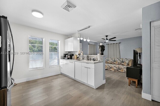 Building Photo - 3231 SW 25th St