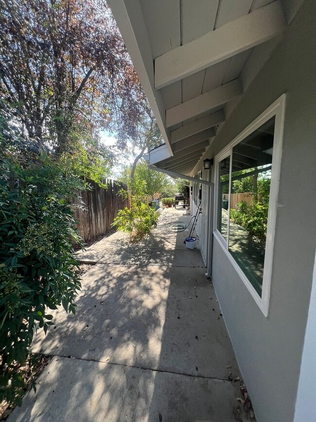Building Photo - Oroville one bed one bath duplex for rent.