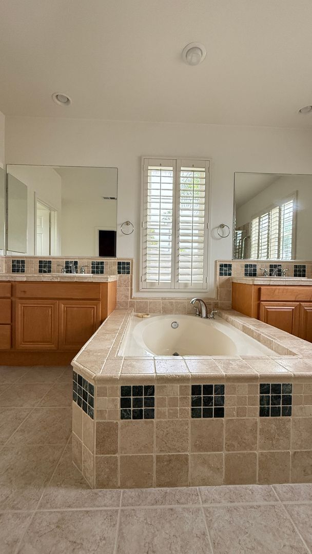 Building Photo - Spacious 4-Bedroom 3.5-Bath with Bonus Den...