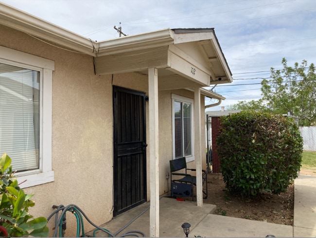 Building Photo - 512 S Dearing Ave