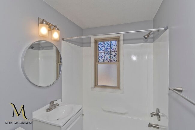 Building Photo - 3 Bedroom Single Family Home in East Forest Park Springfield, MA!