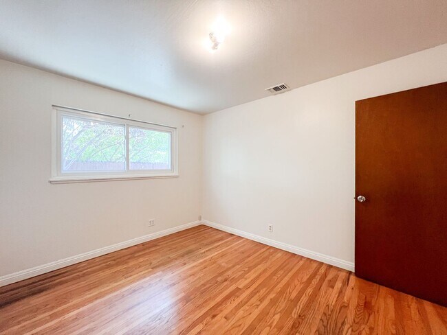 Building Photo - Tahoe Park Gem in Great Location!