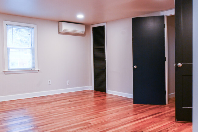 Building Photo - 1001 Willow Lawn Dr