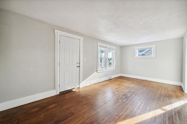 Building Photo - Cute 2 Bed 1 Bath Remodeled Home W/basemen...