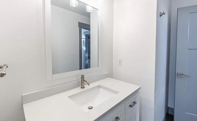 Building Photo - 3 bed 2.5 bath townhome in heart of Meridian