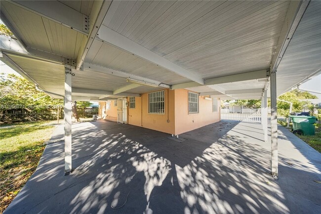 Building Photo - 20120 SW 112th Ct