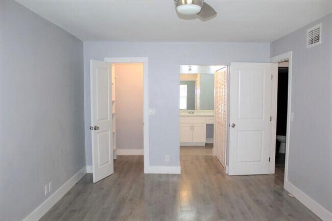 Building Photo - 9840 Pineapple Tree Dr