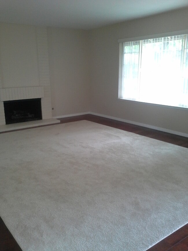 Building Photo - Classic 4Br/2Ba Single Level Home in Ranch...