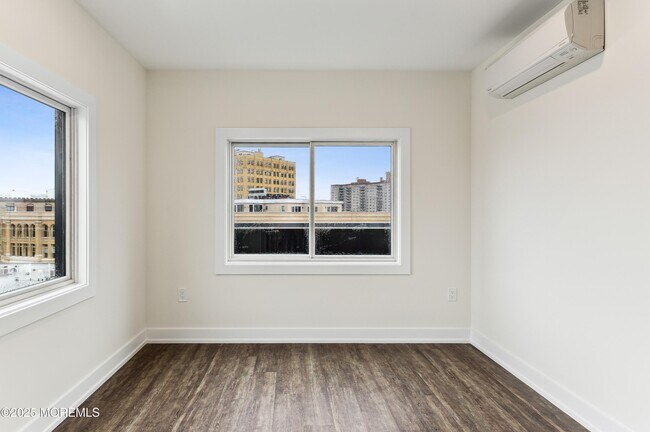 Building Photo - 521 Lake Ave