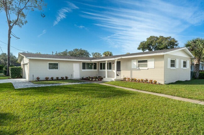 Building Photo - Mid-Century  3 bed/ 2 bath rental home with a huge bonus room