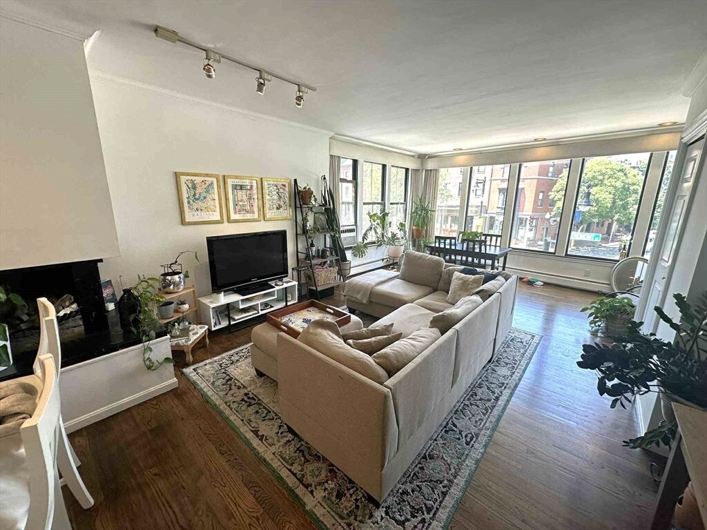 Building Photo - 608 Tremont St