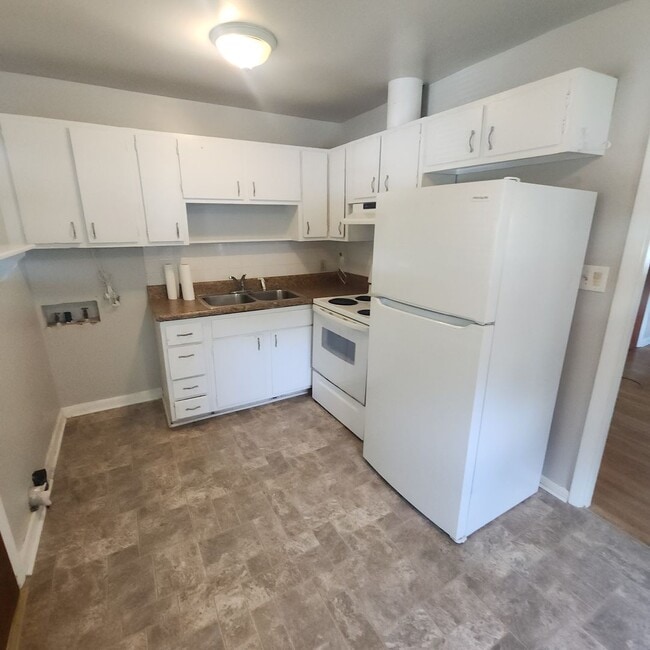Building Photo - Small 2 Bedroom, 1 Bath House FOR RENT in ...