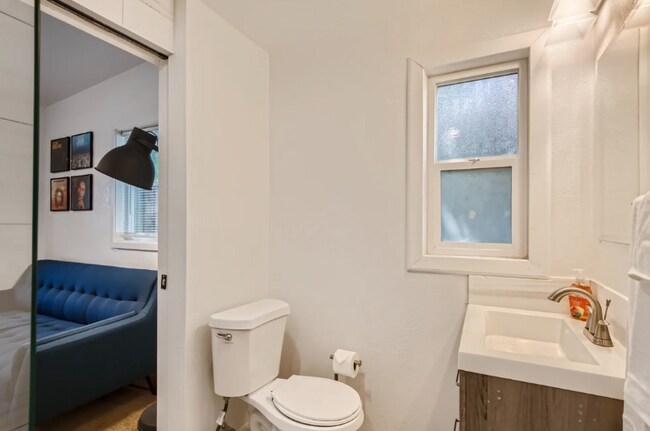 Building Photo - 1296 Vaughn St