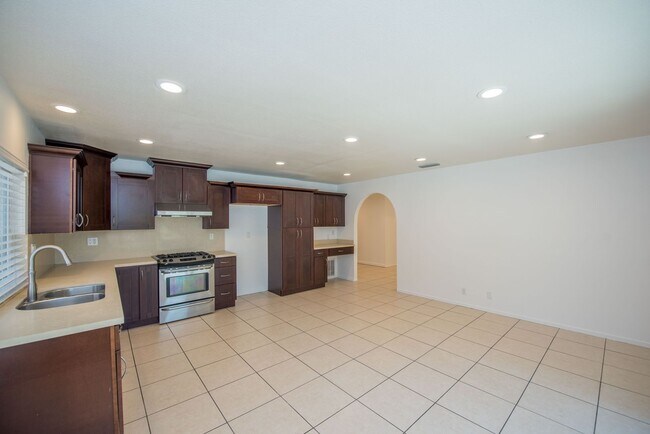 Building Photo - Spacious 4 Bedroom Home in Quiet Yorba Linda Neighborhood