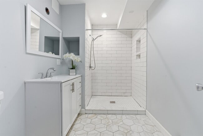 Building Photo - 336 W Palisade Ave