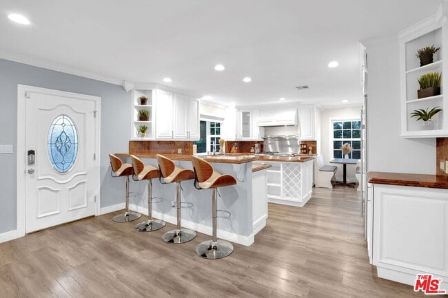 Building Photo - 8345 White Oak Ave